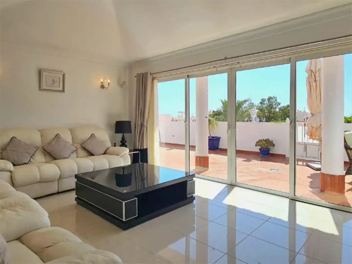 Sala d'estar de Casa o xalet en venda en Adeje amb Aire condicionat, Jardí privat i Traster