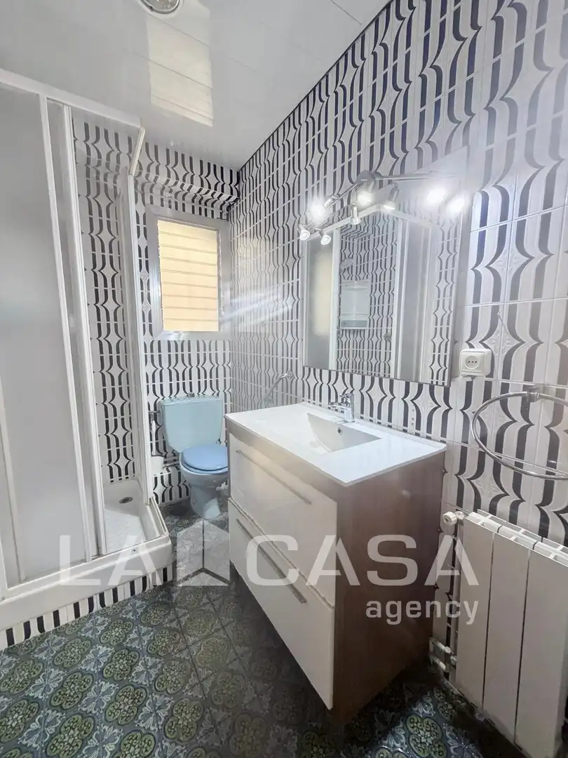 Badezimmer von Wohnung zum Verkauf in Barcelona mit Heizung und Balkon