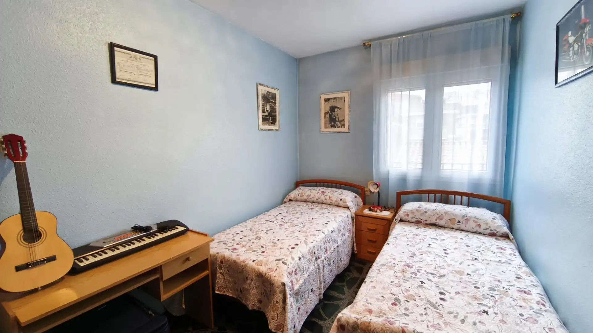 Habitación de Casa adosada en venta en Cerdanyola del Vallès con Calefacción, Terraza y Balcón