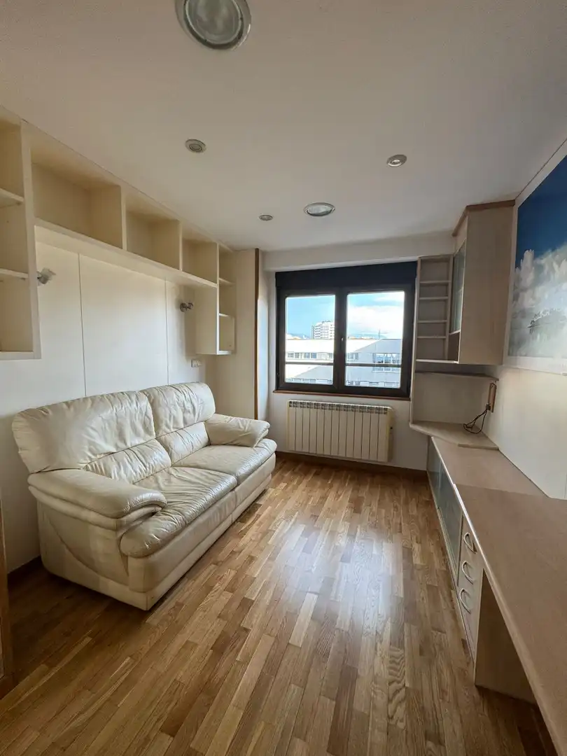 Sala de estar de Piso de alquiler en Gijón  con Calefacción, Parquet y Amueblado