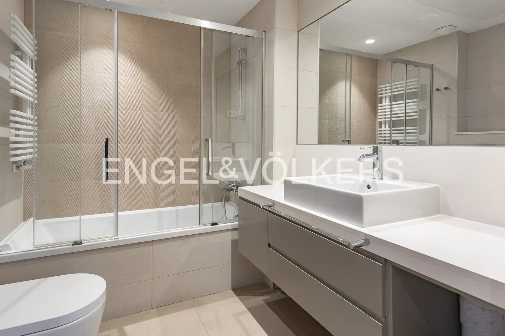 Baño de Piso de alquiler en Barcelona con Aire acondicionado, Calefacción y Parquet