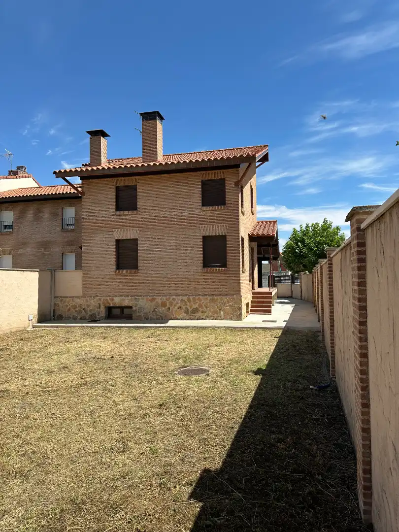 Vista exterior de Casa adosada en venda en Traspinedo amb Calefacció i Terrassa