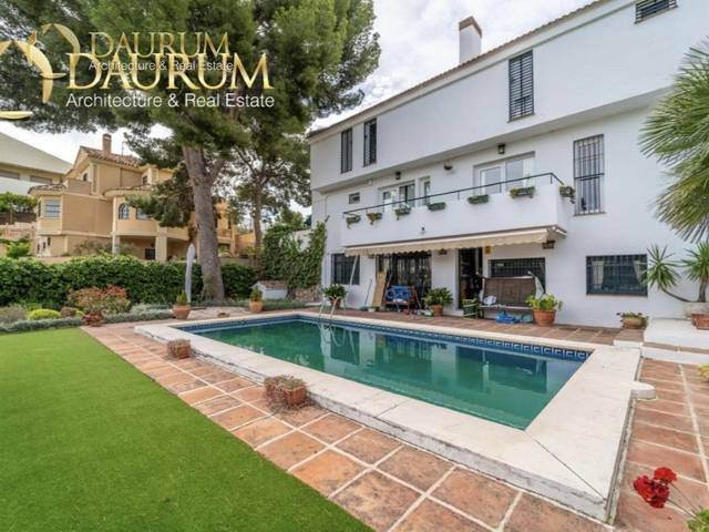 Casa-chalet en Venta en Cerrado de Calderón - Hacida Paredes en Pedregalejo - Morlaco