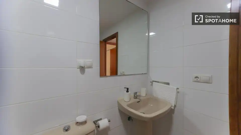 Bathroom of Flat for rent in Valencia  with Air Conditioner, Heating and Furnished