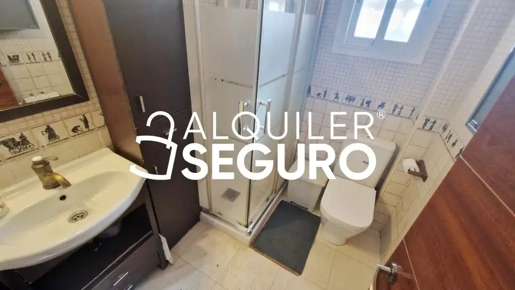 Bathroom of Flat for rent in Madrid  with Air Conditioner, Heating and Furnished