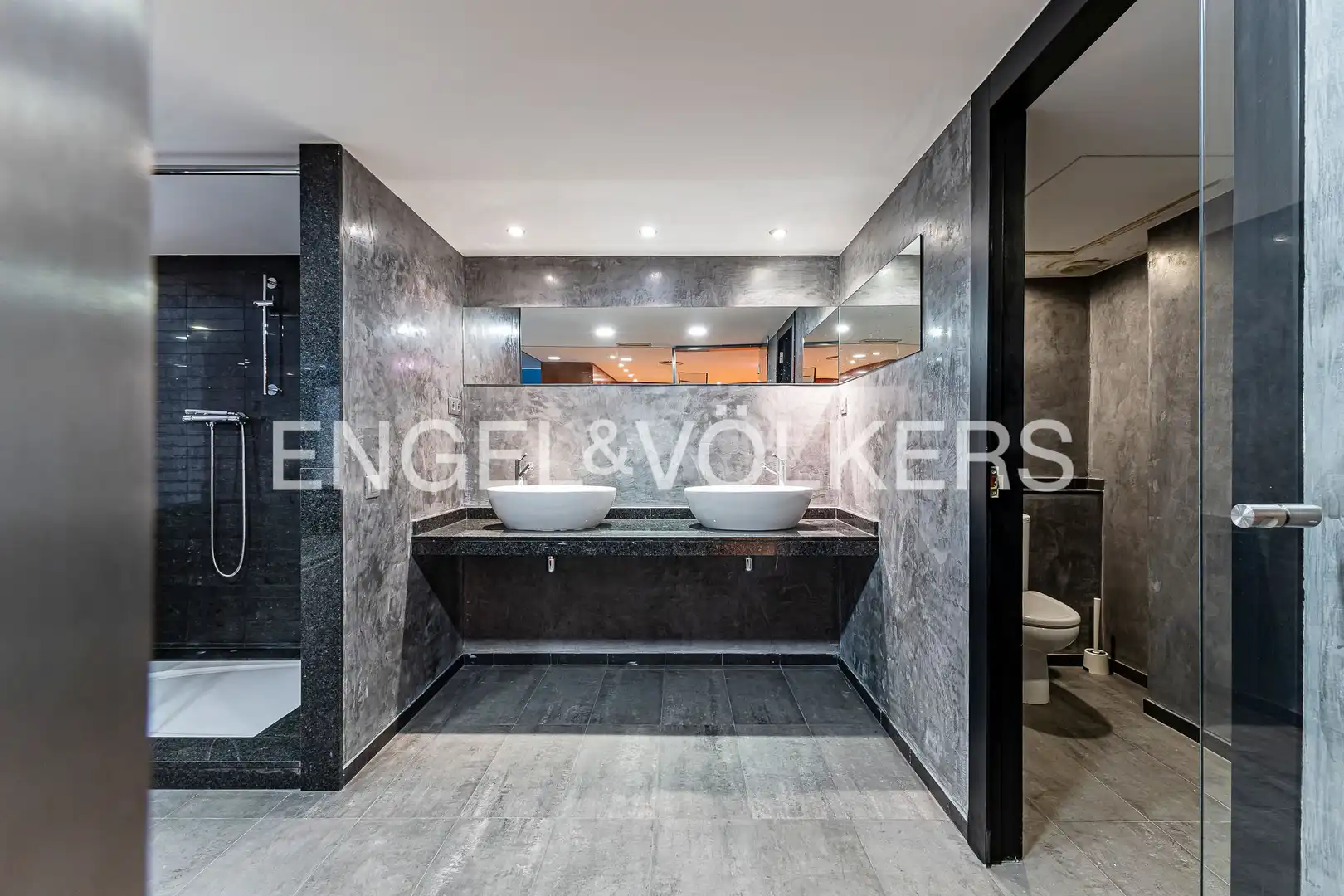 Badezimmer von Wohnung zum Verkauf in Barcelona mit Klimaanlage, Heizung und Parkett