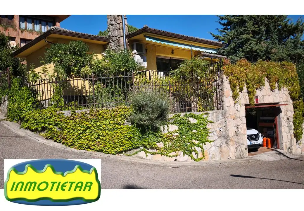 Villa con piscina in vendita a Urbanizacion los Rosales