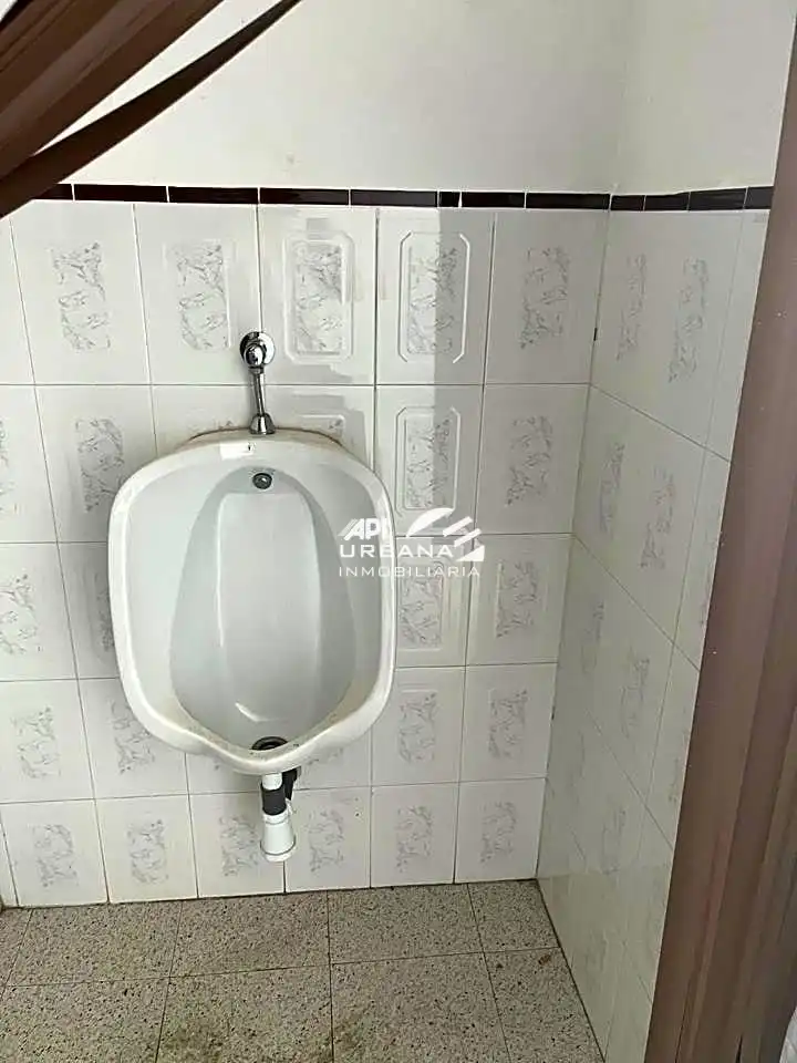 Baño de Nave industrial en venta en Lucena