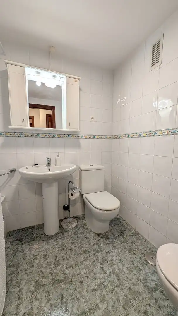 Bany de Apartament de lloguer en Estepona amb Aire condicionat, Calefacció i Terrassa