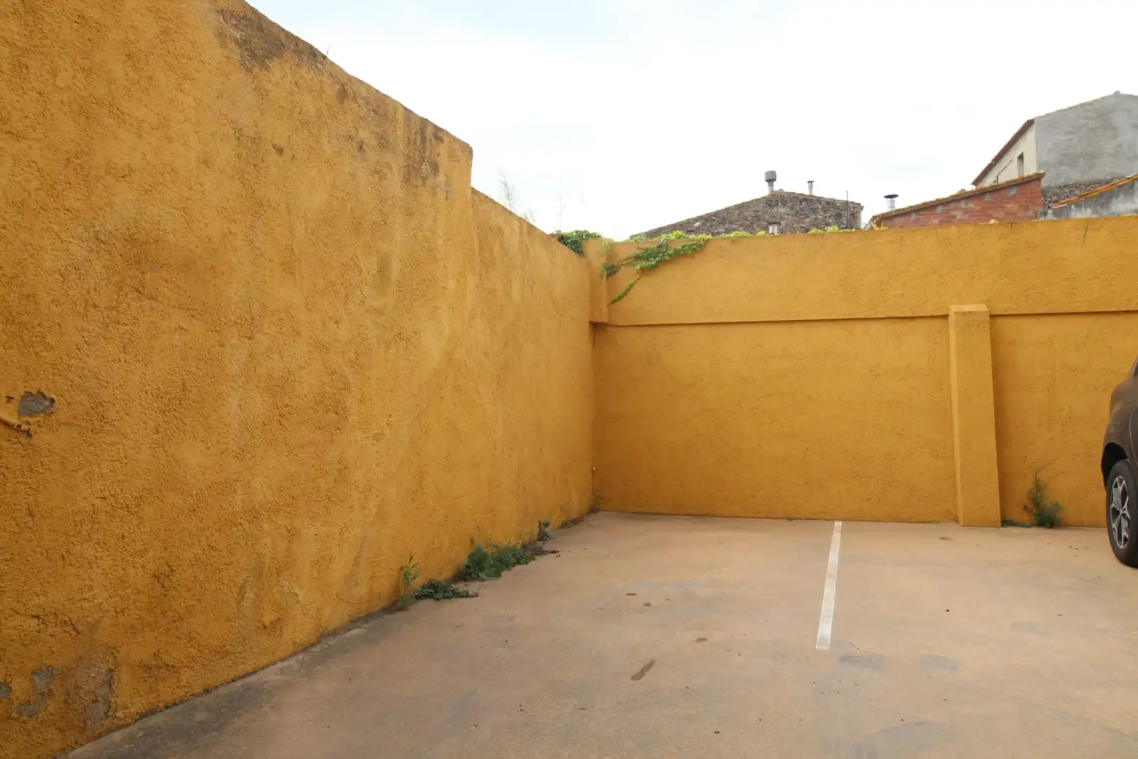 Parkplatz von Maisonette zum Verkauf in Garriguella mit Heizung und Terrasse
