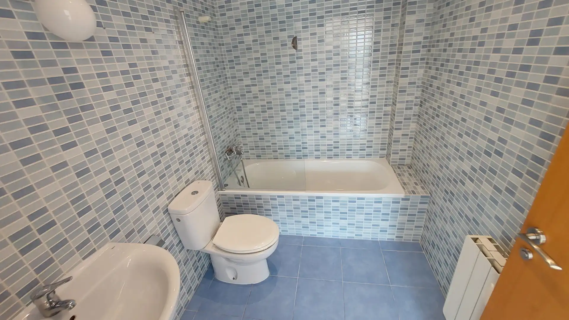 Baño de Casa adosada en venta en Vilafranca del Penedès con Aire acondicionado, Calefacción y Jardín privado