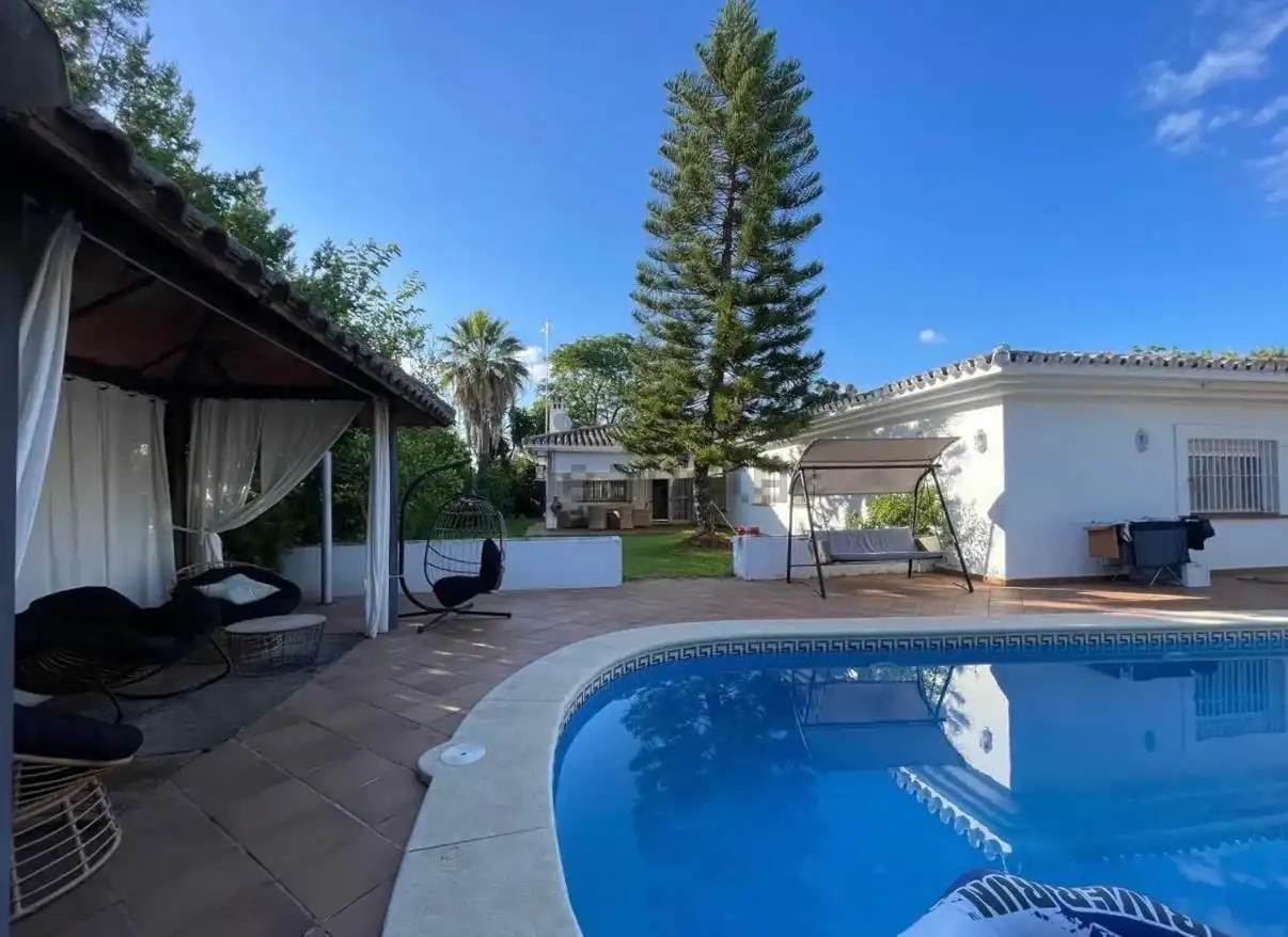 Villa avec piscine à louer à Simon Verde