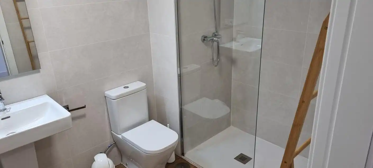 Bany de Apartament de lloguer en Torrox amb Aire condicionat, Calefacció i Jardí privat