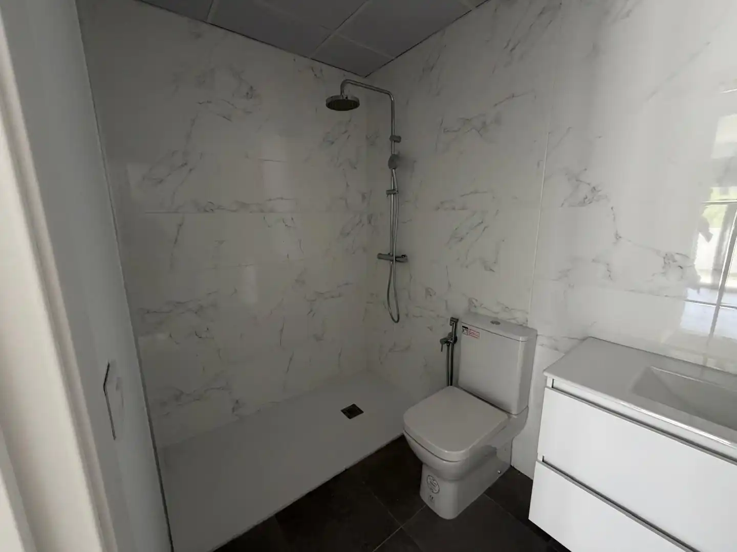 Badezimmer von Wohnung zur Miete in Granada mit Klimaanlage, Heizung und Terrasse