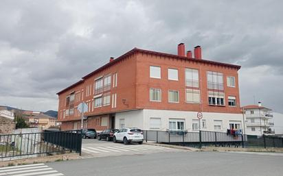 Vista exterior de Pis en venda en Navaluenga amb Calefacció, Terrassa i Balcó