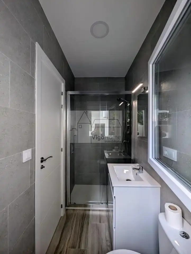 Bathroom of Flat for rent in Vigo   with Heating, Terrace and Storage room