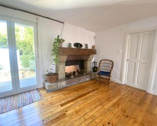 Sala d'estar de Casa adosada en venda en Erandio amb Calefacció, Jardí privat i Terrassa