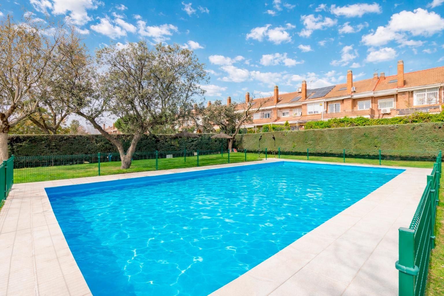 Piscina de Casa adosada en venta en Las Rozas de Madrid con Aire acondicionado, Calefacción y Terraza