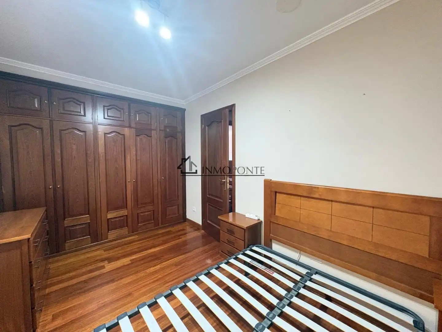 Dormitori de Apartament en venda en Pontevedra Capital  amb Calefacció i Traster