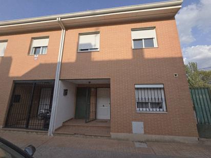 Vista exterior de Casa adosada en venda en Pioz amb Calefacció i Jardí privat