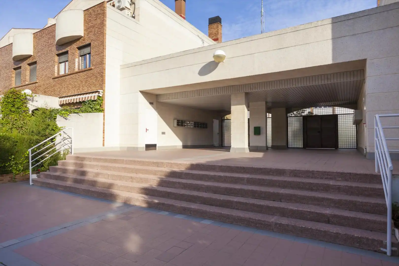 Exterior view of Detached homes for sale in Zaragoza  with Terrace, Storage room and Swimming Pool