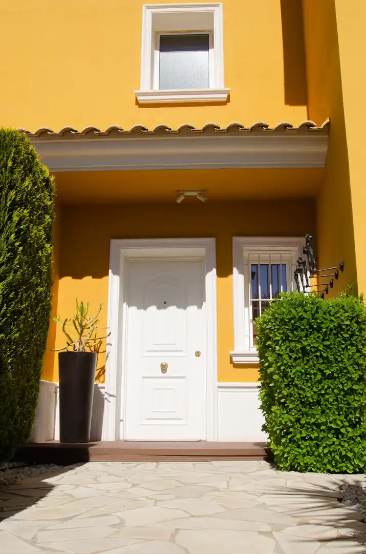 Außenansicht von Einfamilien-Reihenhaus zum Verkauf in La Pobla de Vallbona mit Klimaanlage, Heizung und Privatgarten