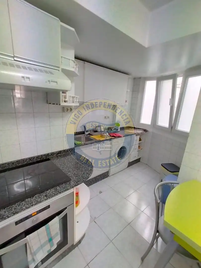 Piso de alquiler en Calle TORRECEDEIRA, Berbés - Peritos