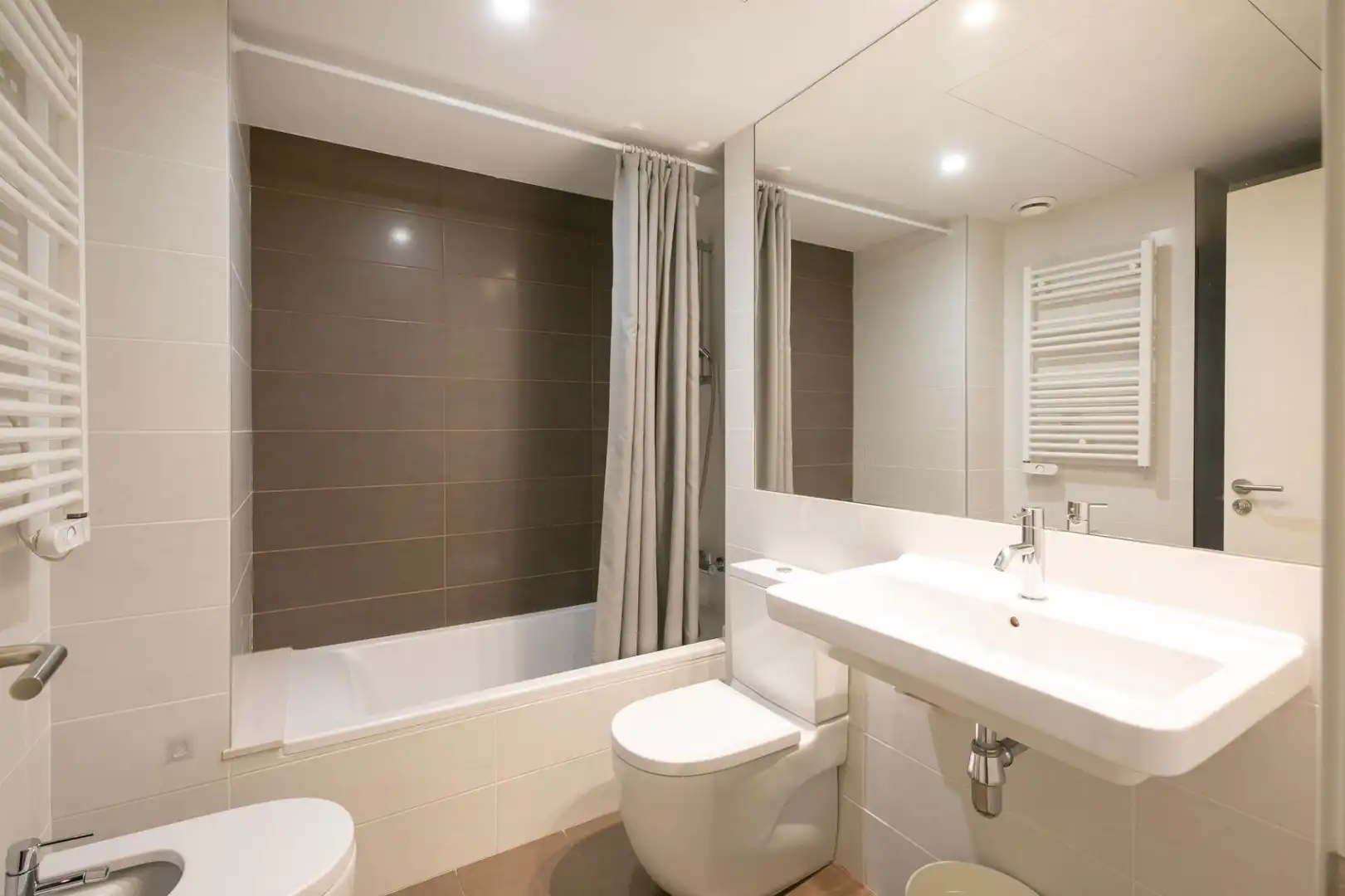 Bathroom of Duplexes for sale in Barcelona  with Parquet flooring, Furnished and Community pool