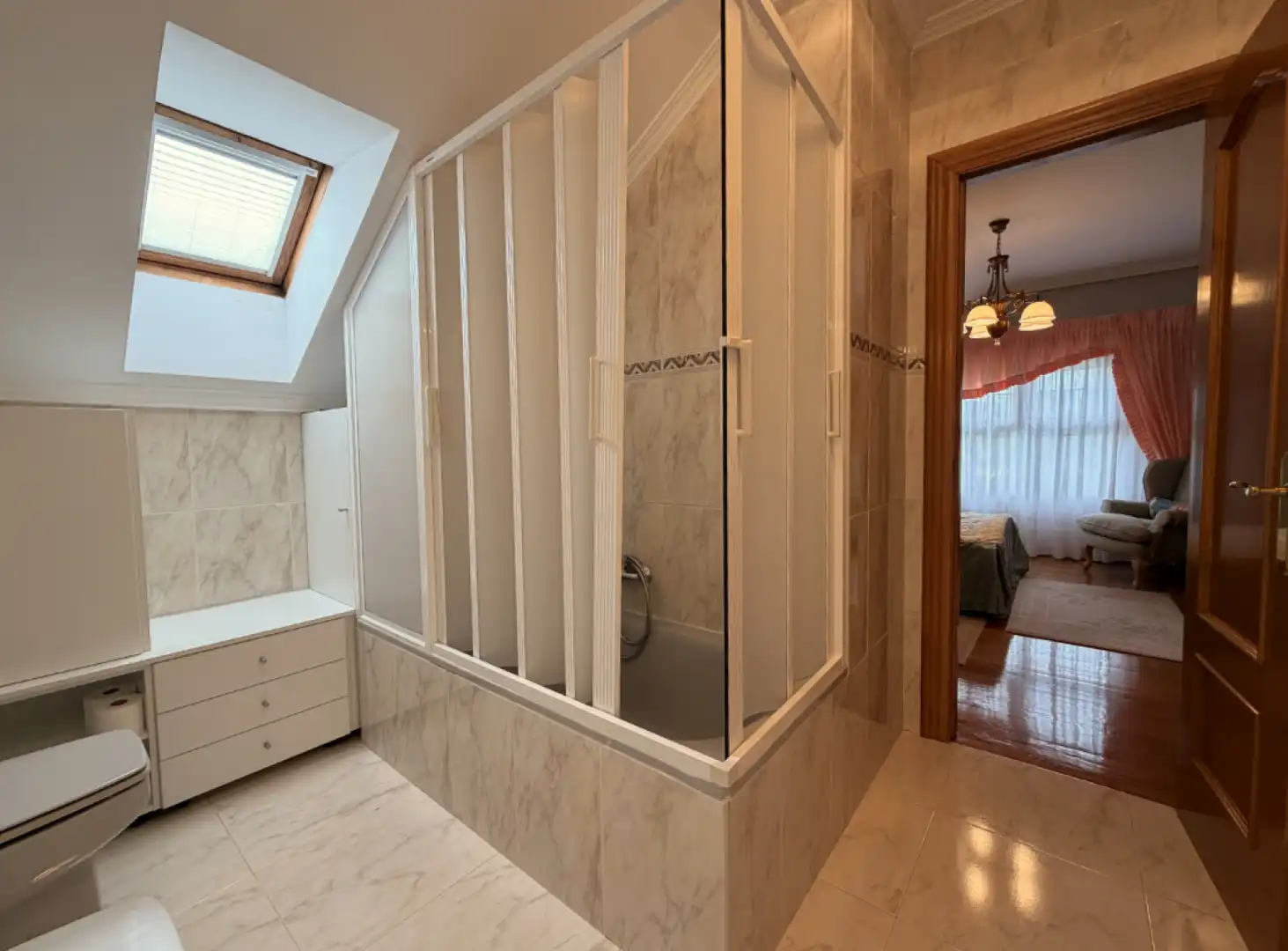 Badezimmer von Haus oder Chalet zum Verkauf in Piélagos mit Heizung, Privatgarten und Terrasse