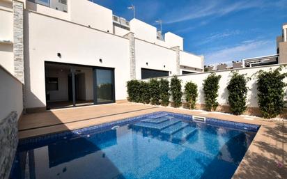 Piscina de Casa adosada en venda en Torrevieja amb Aire condicionat, Jardí privat i Terrassa