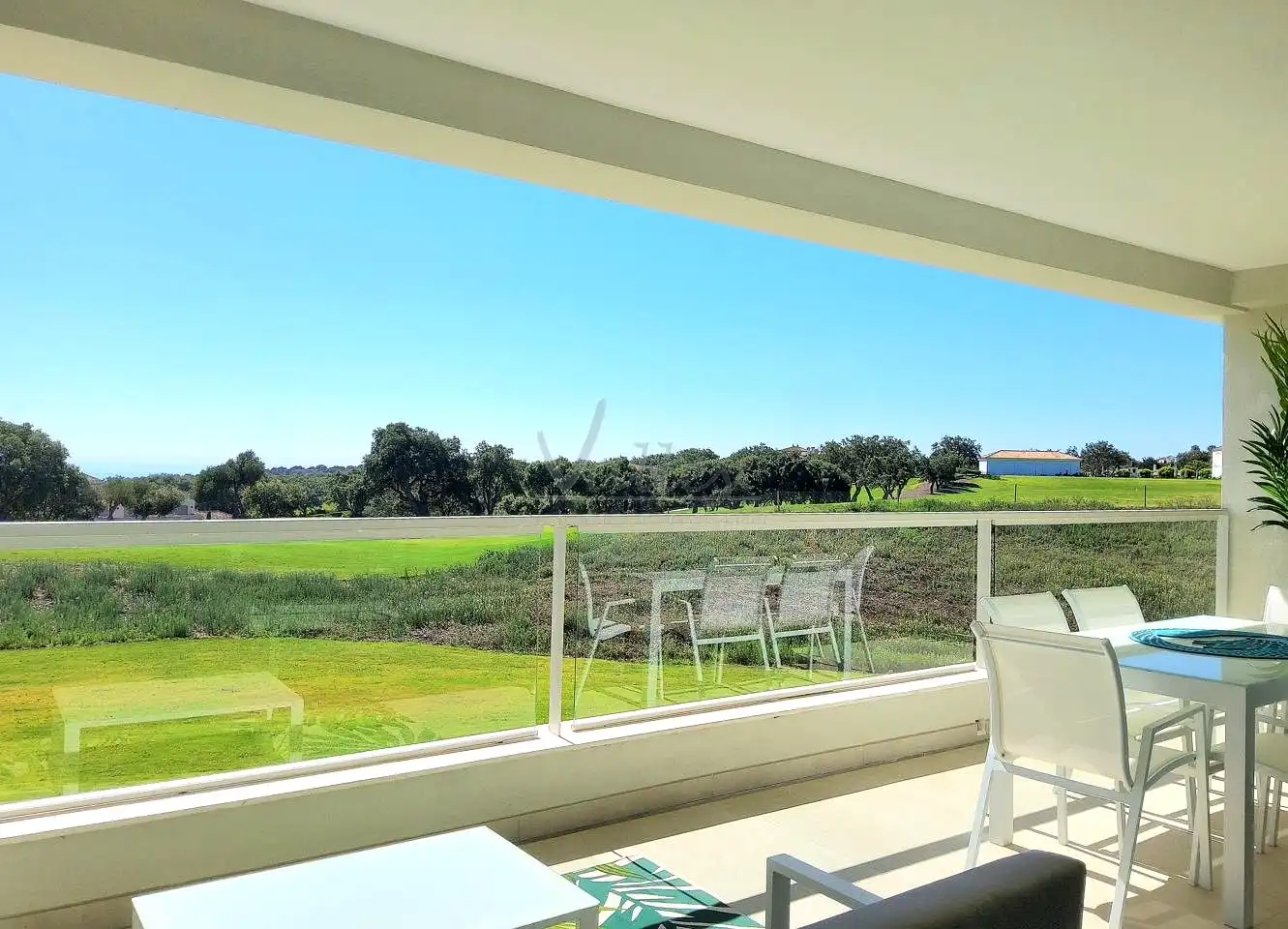 Terrasse von Wohnungen zum Verkauf in Sotogrande mit Klimaanlage, Terrasse und Möbliert