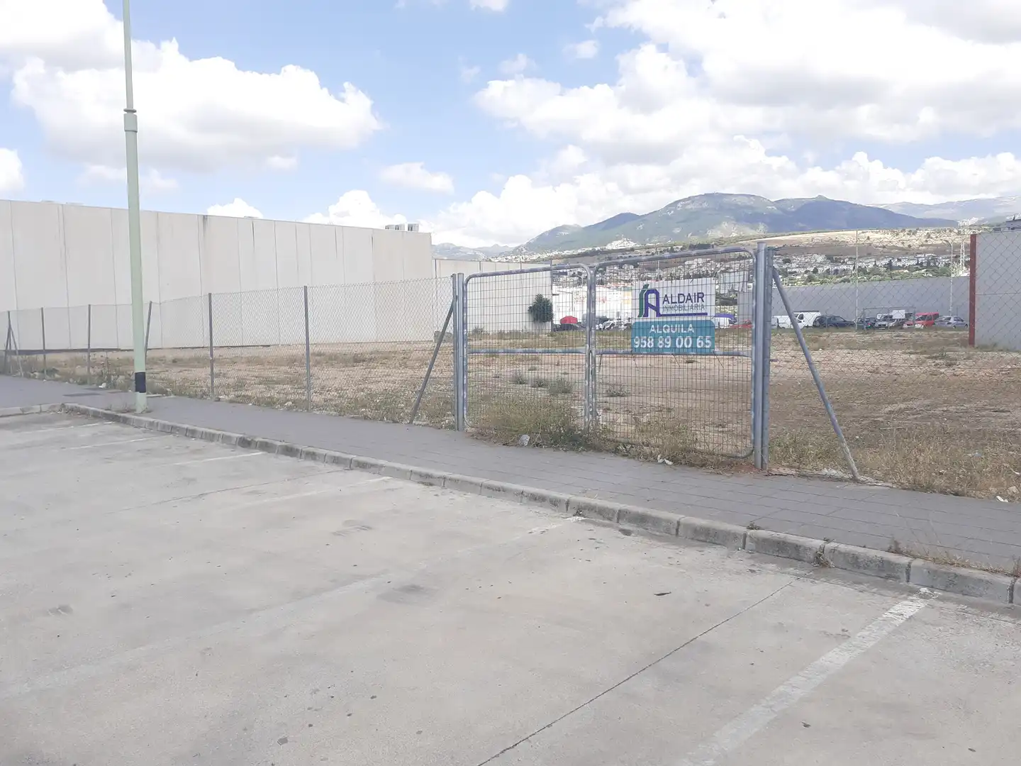 Terreno industrial en venta en La Zubia