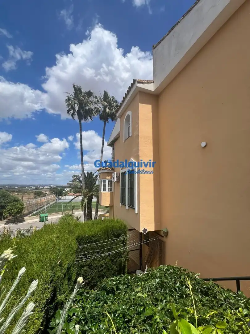 Vista exterior de Casa o xalet en venda en Dos Hermanas amb Aire condicionat, Jardí privat i Terrassa