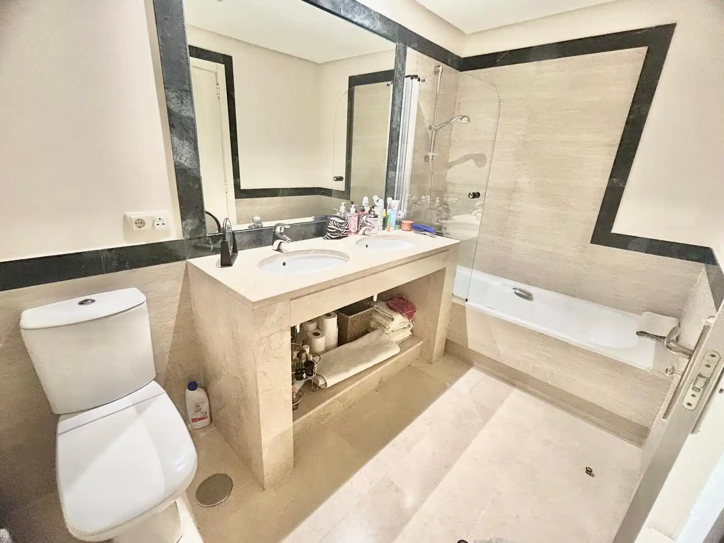 Badezimmer von Wohnungen zum Verkauf in Benahavís mit Klimaanlage, Terrasse und Abstellraum