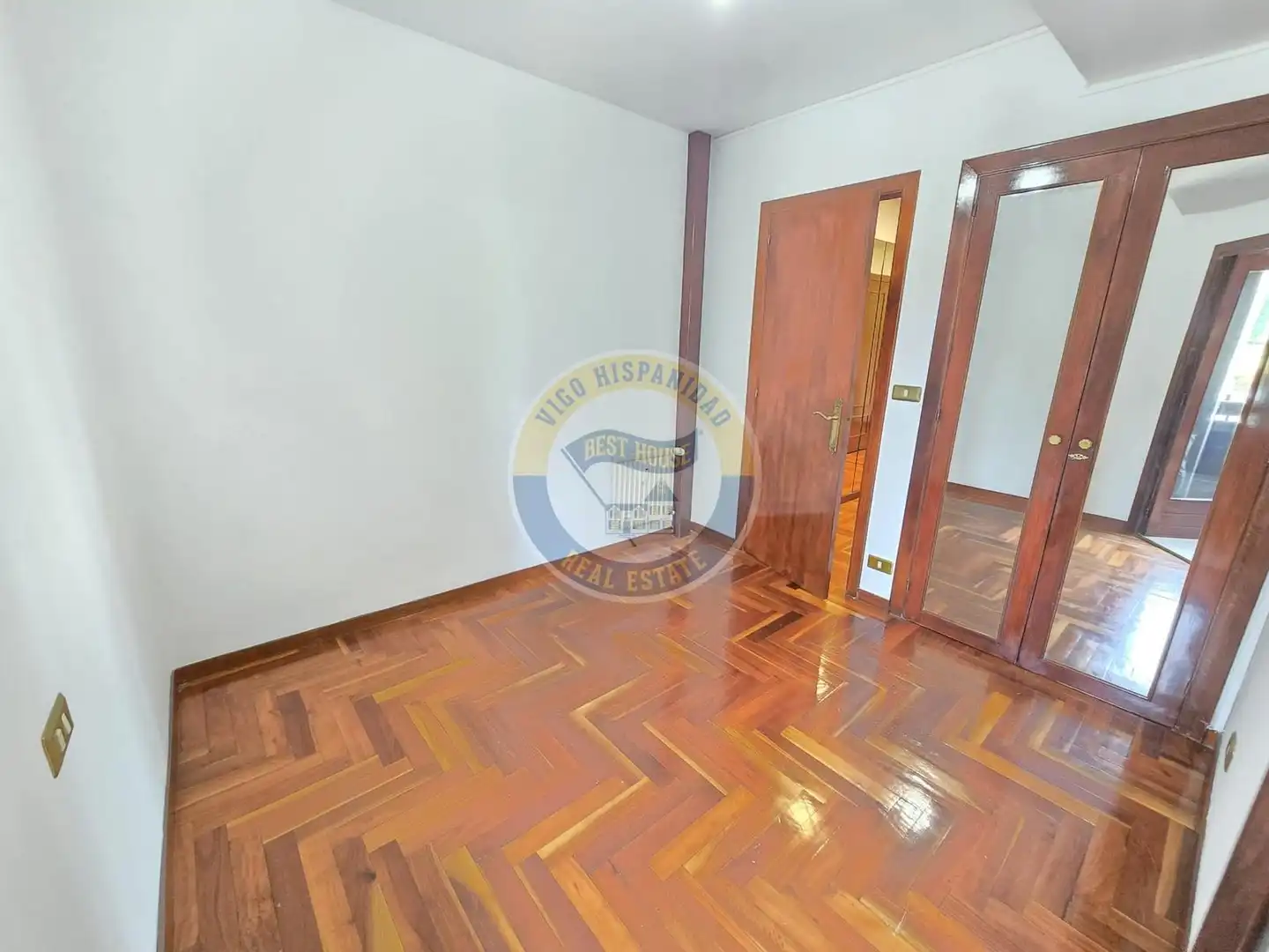 Piso de alquiler en Vigo  con Calefacción, Parquet y Balcón
