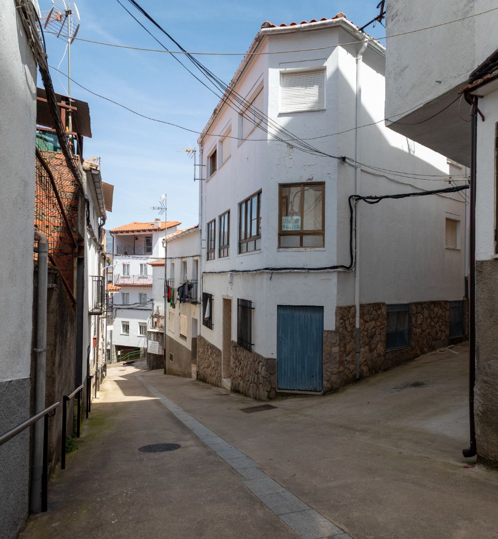 Exterior view of Country house for sale in Casas del Castañar  with Furnished