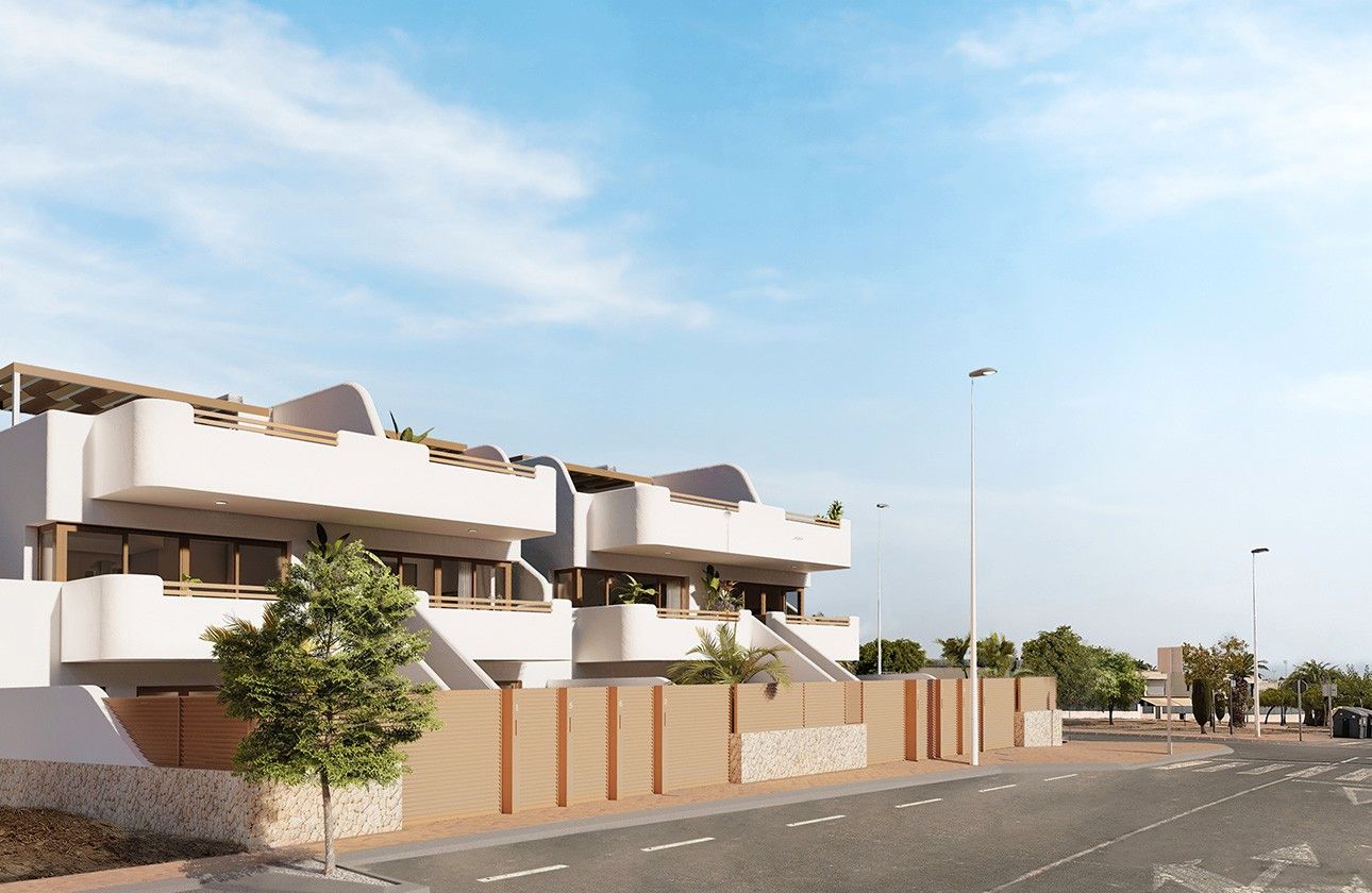 Vista exterior de Àtic en venda en San Pedro del Pinatar amb Aire condicionat, Calefacció i Jardí privat