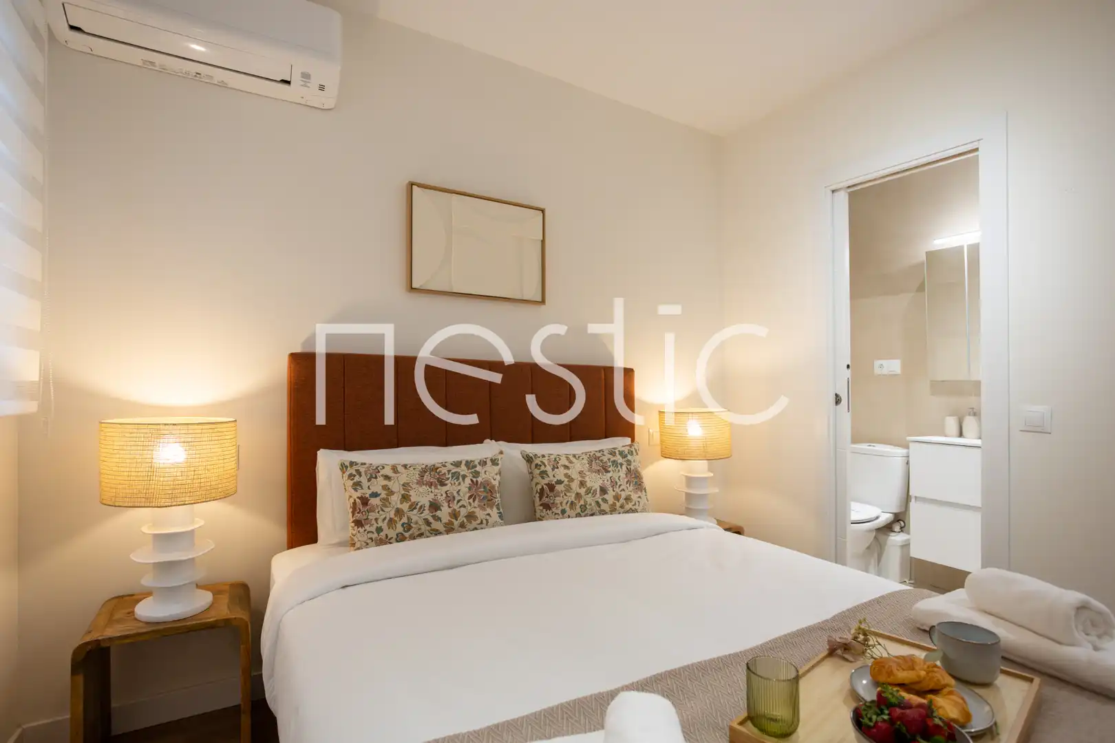 Dormitori de Apartament de lloguer en Madrid amb Aire condicionat, Calefacció i Moblat