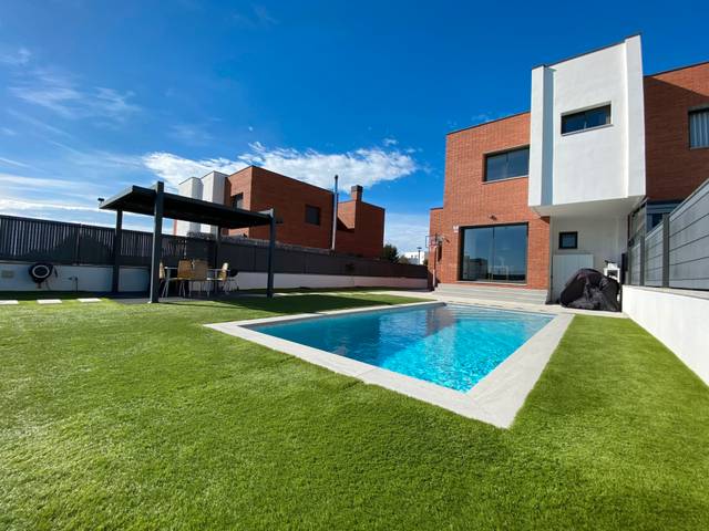 Casa adosada en Venta en Carrer Dulce Chacón en Roda de Berà