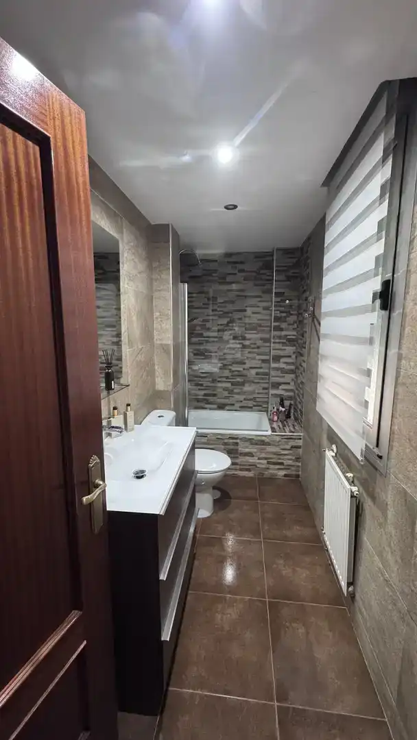 Bany de Pis en venda en Oviedo  amb Traster