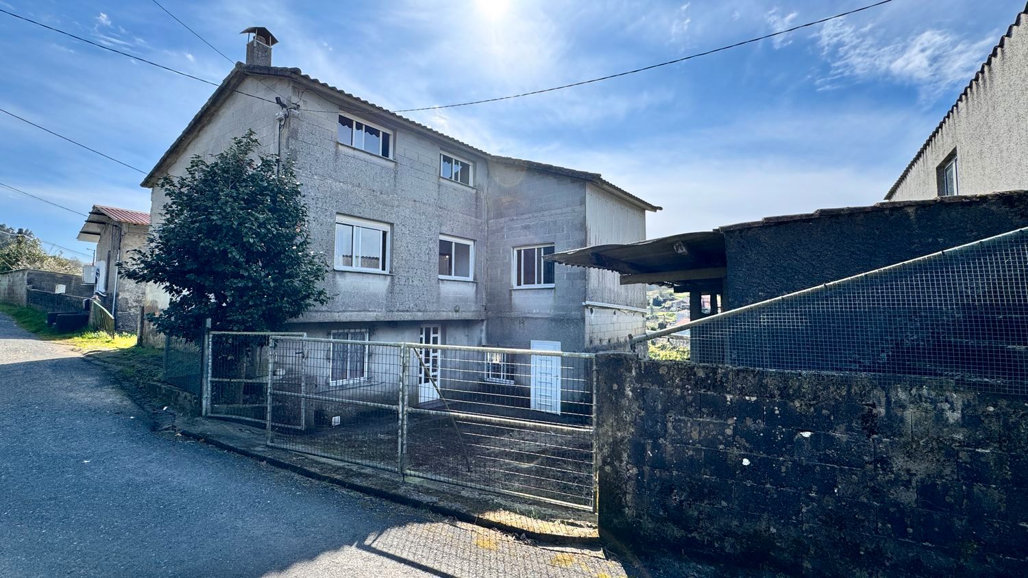 Vista exterior de Casa o xalet en venda en Cerceda amb Jardí privat, Traster i Moblat