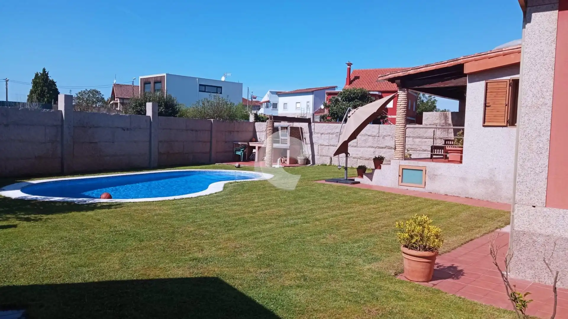 Piscina de Casa adosada en venda en Vigo  amb Piscina i Balcó