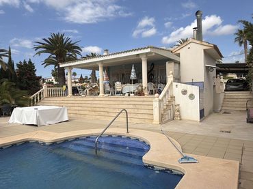 Detached house with garden for sale in Carrer Estocolmo 11