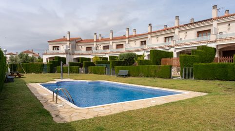 Chalet adosado con jardín privado, piscina comunitaria, garaje y placas solares