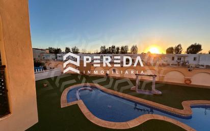 Vista exterior de Apartament en venda en Roquetas de Mar amb Aire condicionat, Jardí privat i Terrassa