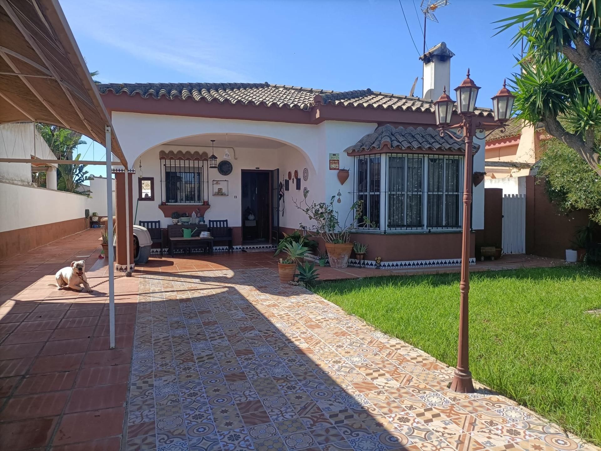 Vista exterior de Casa o xalet en venda en Chiclana de la Frontera amb Calefacció, Jardí privat i Traster