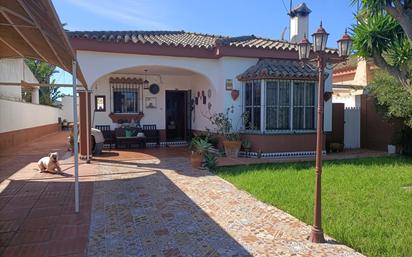 Vista exterior de Casa o xalet en venda en Chiclana de la Frontera amb Calefacció, Jardí privat i Traster