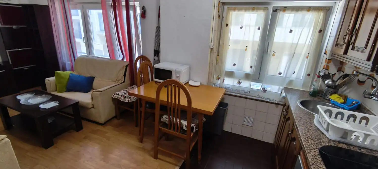 Comedor de Piso en venta en Oviedo  con Calefacción, Trastero y Amueblado