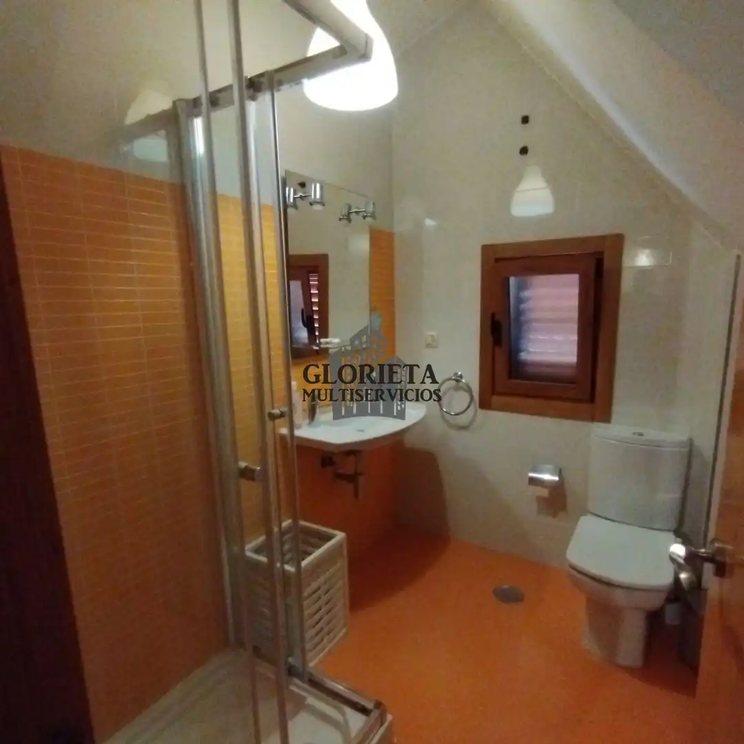 Bany de Casa o xalet en venda en Vigo  amb Calefacció, Terrassa i Traster