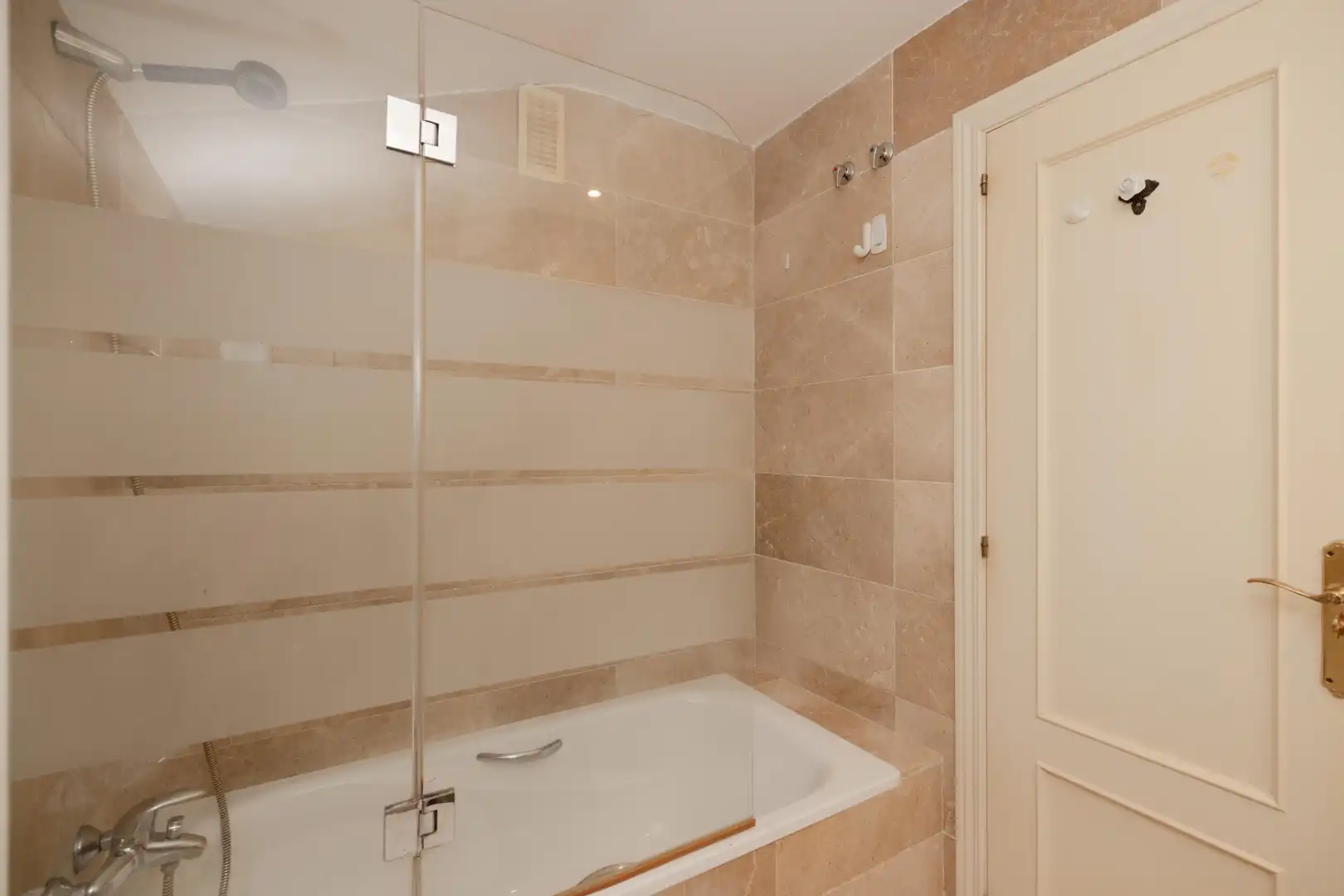 Badezimmer von Dachboden zum Verkauf in Marbella mit Klimaanlage, Heizung und Terrasse